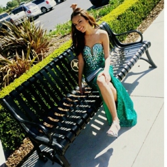 Beautiful gown! ๐ - Picture 4 of 4